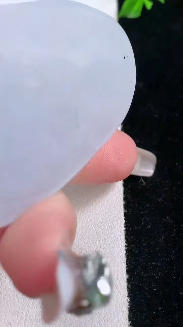 天然A货翡翠紫罗兰大势至菩萨吊坠，尺寸61.4-37.6-5.3，重量:29.38g
3月7日