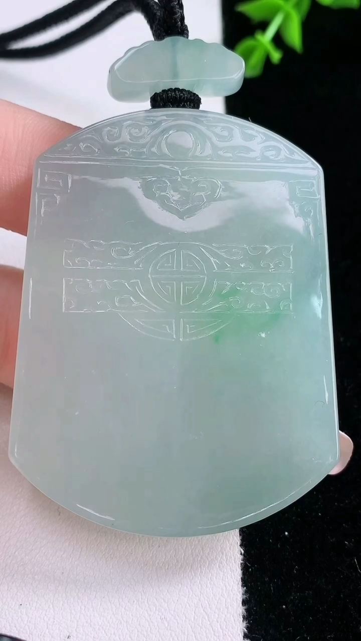 天然A货翡翠仿古无事牌吊坠，尺寸54.8-41.3-5.8，重量:44.11g
3月7日