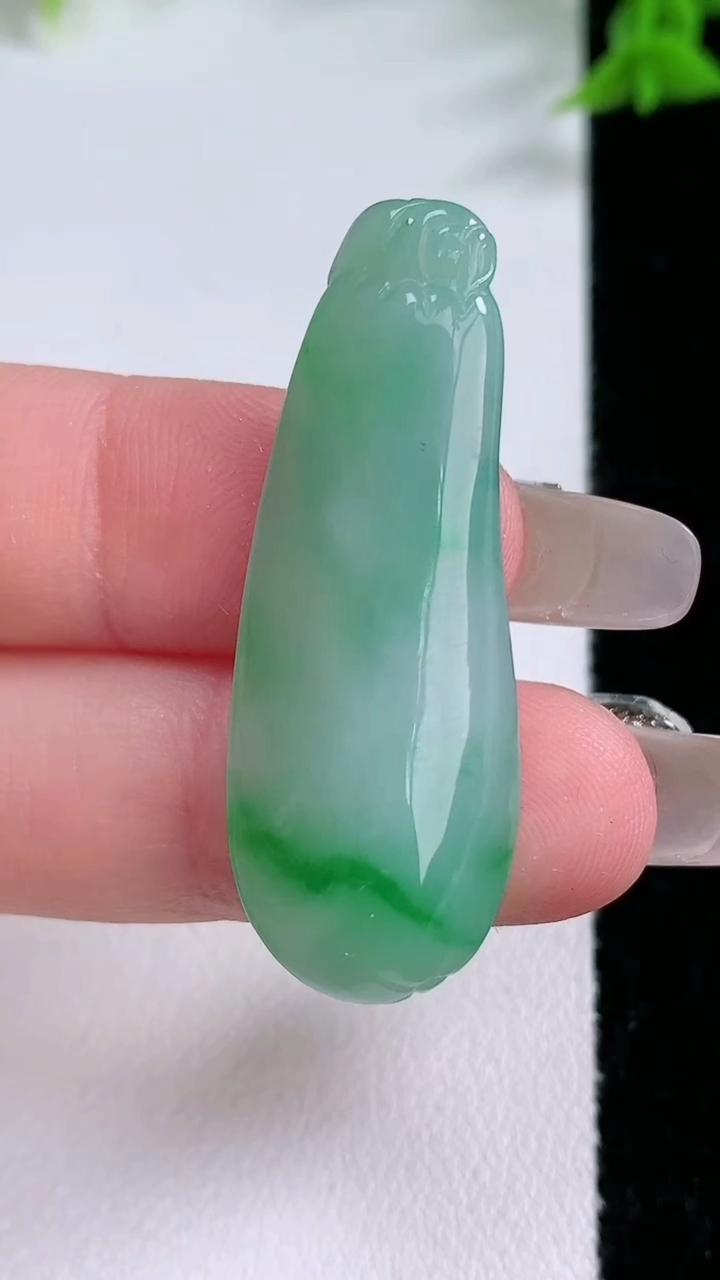 天然A货翡翠福瓜吊坠，尺寸40.2-15-6.4，重量:6.25g
3月7日