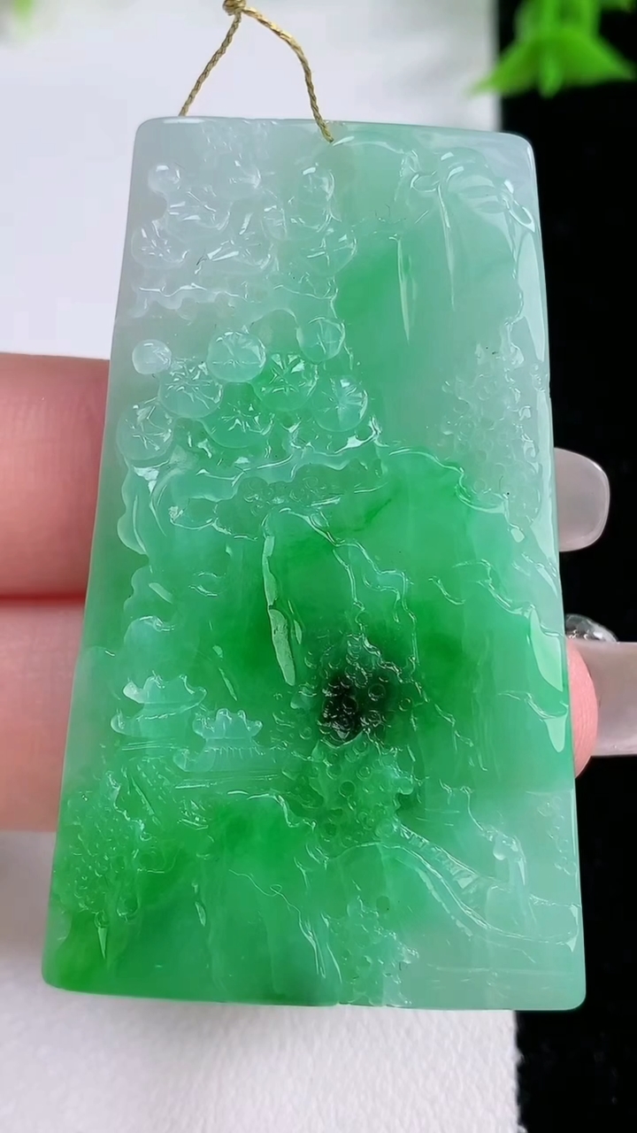 天然A货翡翠山水牌吊坠，尺寸52.8-30.4-4，重量:18.33g
3月7日