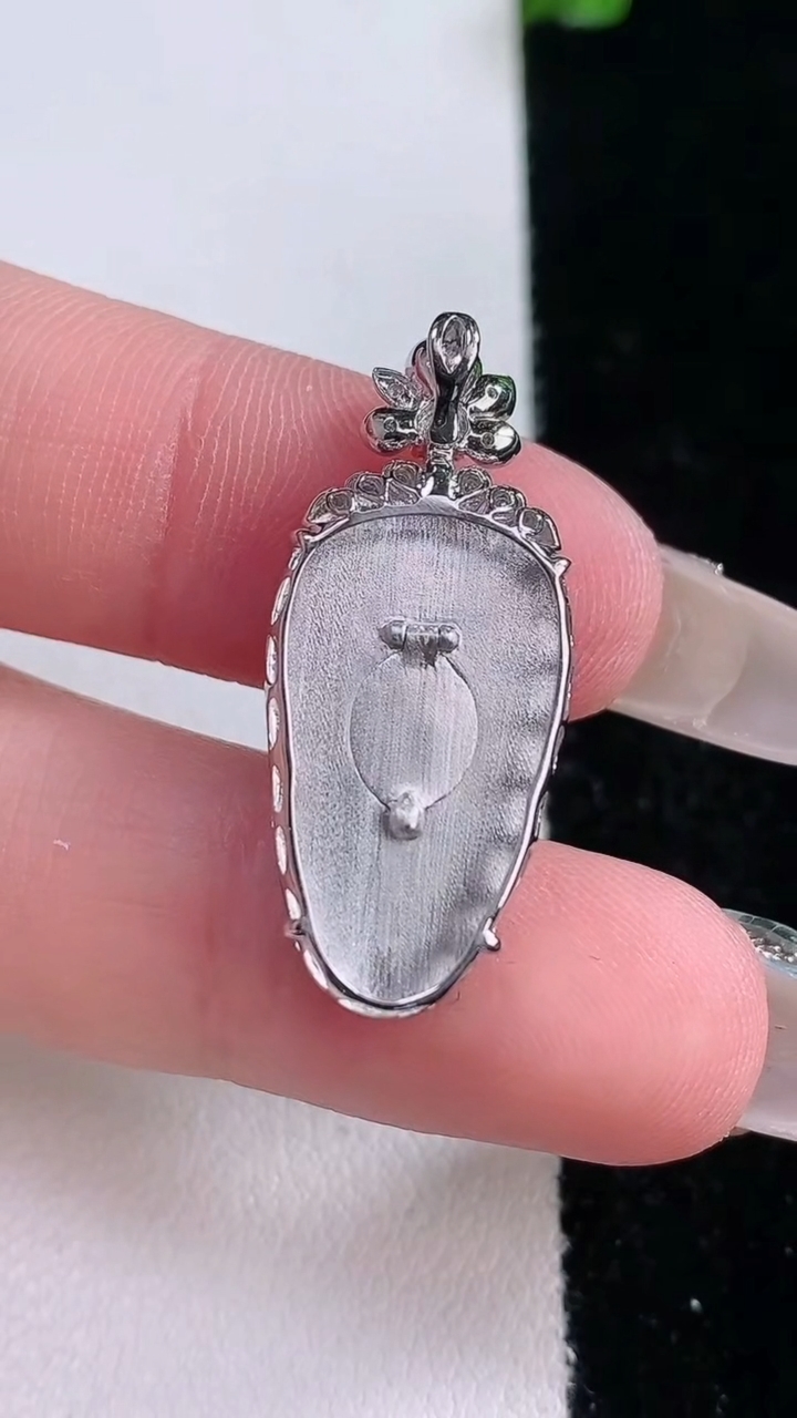 天然A货翡翠金枝玉叶 叶子吊坠，尺寸29.7-20.8-12.8-5.2，重量:2.99g
3月7日