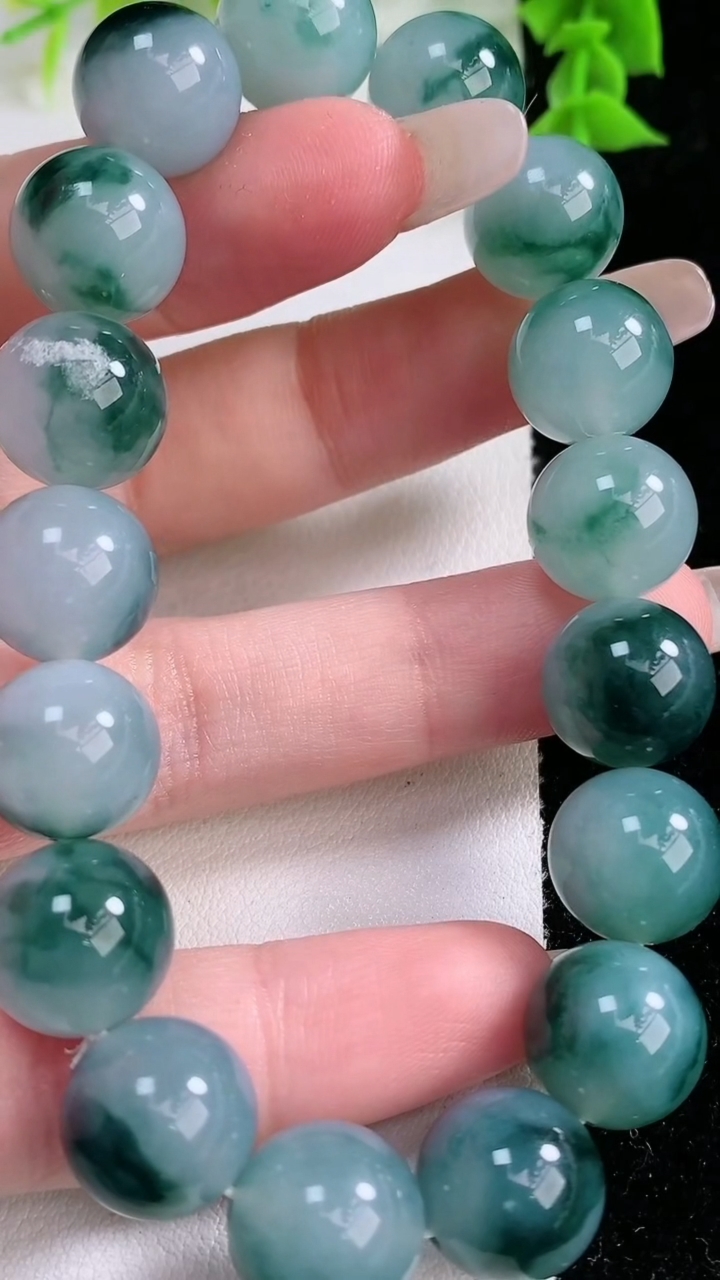 天然A货翡翠种飘花圆珠手串，尺寸12-17颗，重量:52.98g3月7日
工厂直销收藏佳品,种好水足，色泽均匀，有种有色，上手高大气！