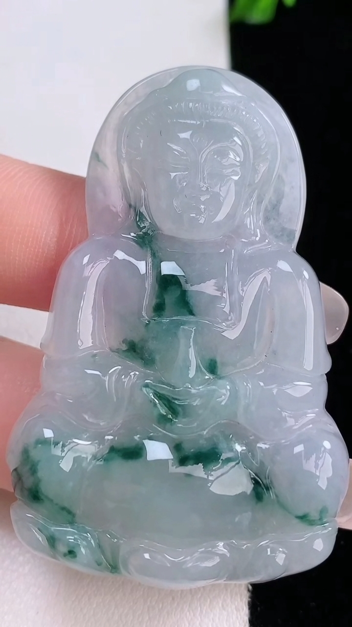 天然A货翡翠飘花观音菩萨吊坠，尺寸54-34.6-5.8，重量:18.67g
3月7日