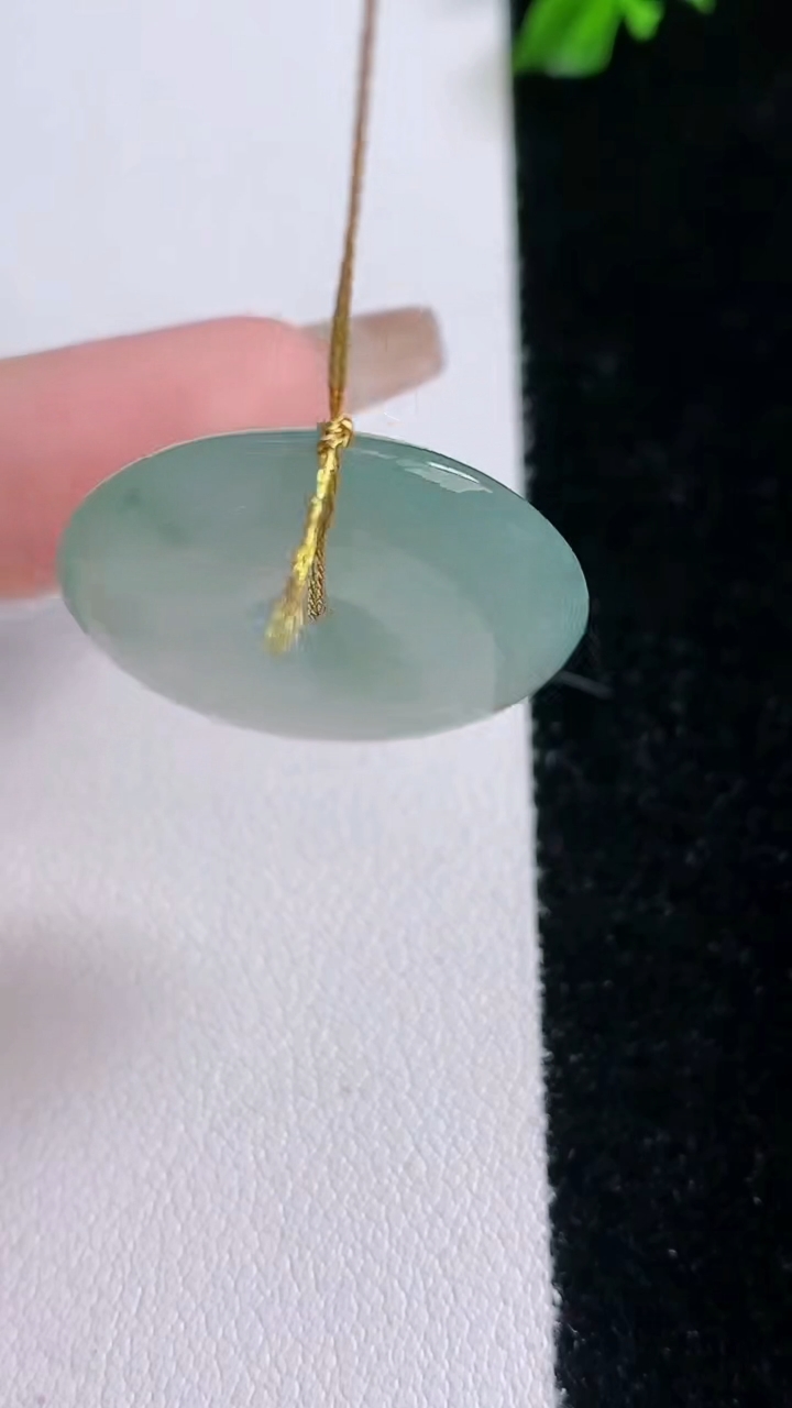 天然A货翡翠冰种飘花平安扣吊坠，尺寸25.4-5，重量:8.10g
3月7日