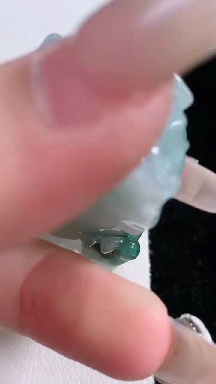 天然A货翡翠飘花霸王貔貅吊坠，尺寸44-26.8-15.5，重量:43.80g
3月7日