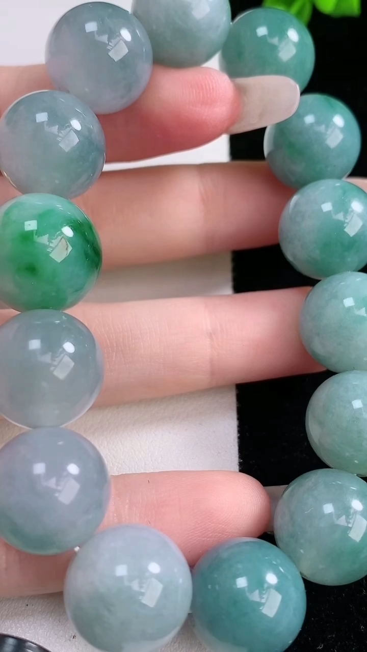 天然A货翡翠圆珠手串，尺寸14.7-14颗重量:7.83g3月7日
工厂直销收藏佳品,种好水足，色泽