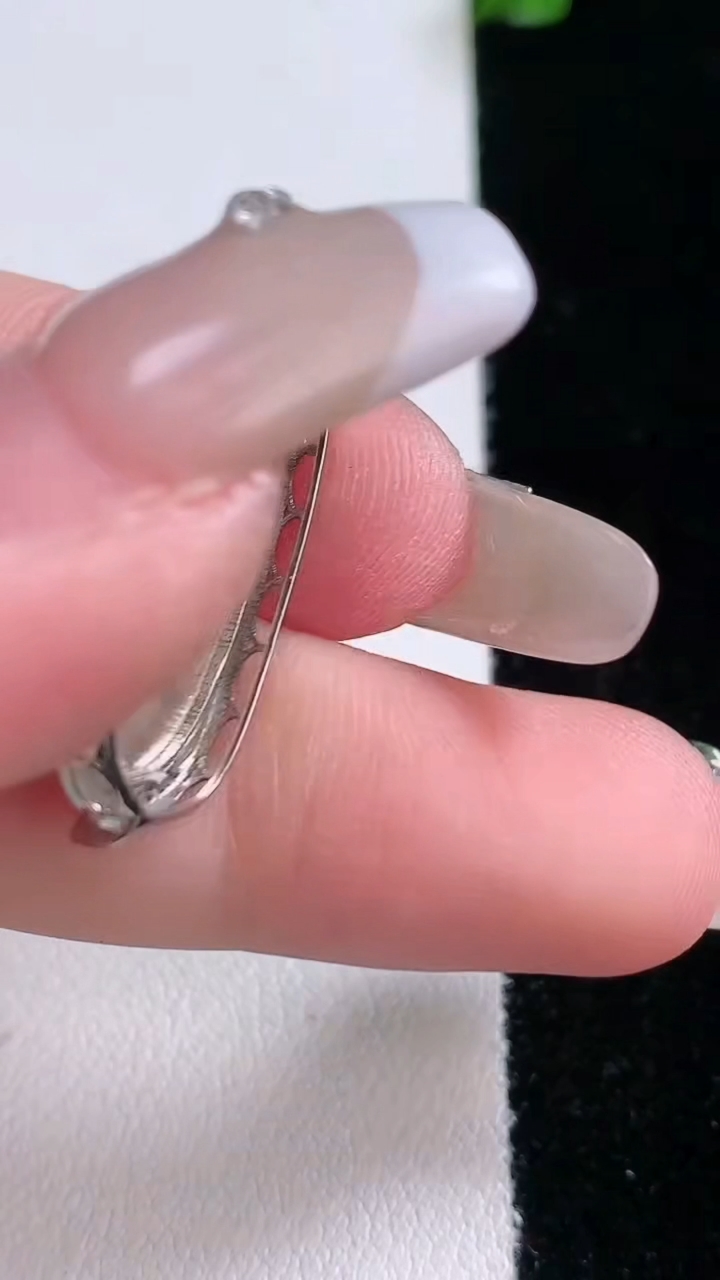 天然A货翡翠福豆吊坠，尺寸29.6-11.4-5.4，裸石19.8-9.3重量:2.81g
3月7日