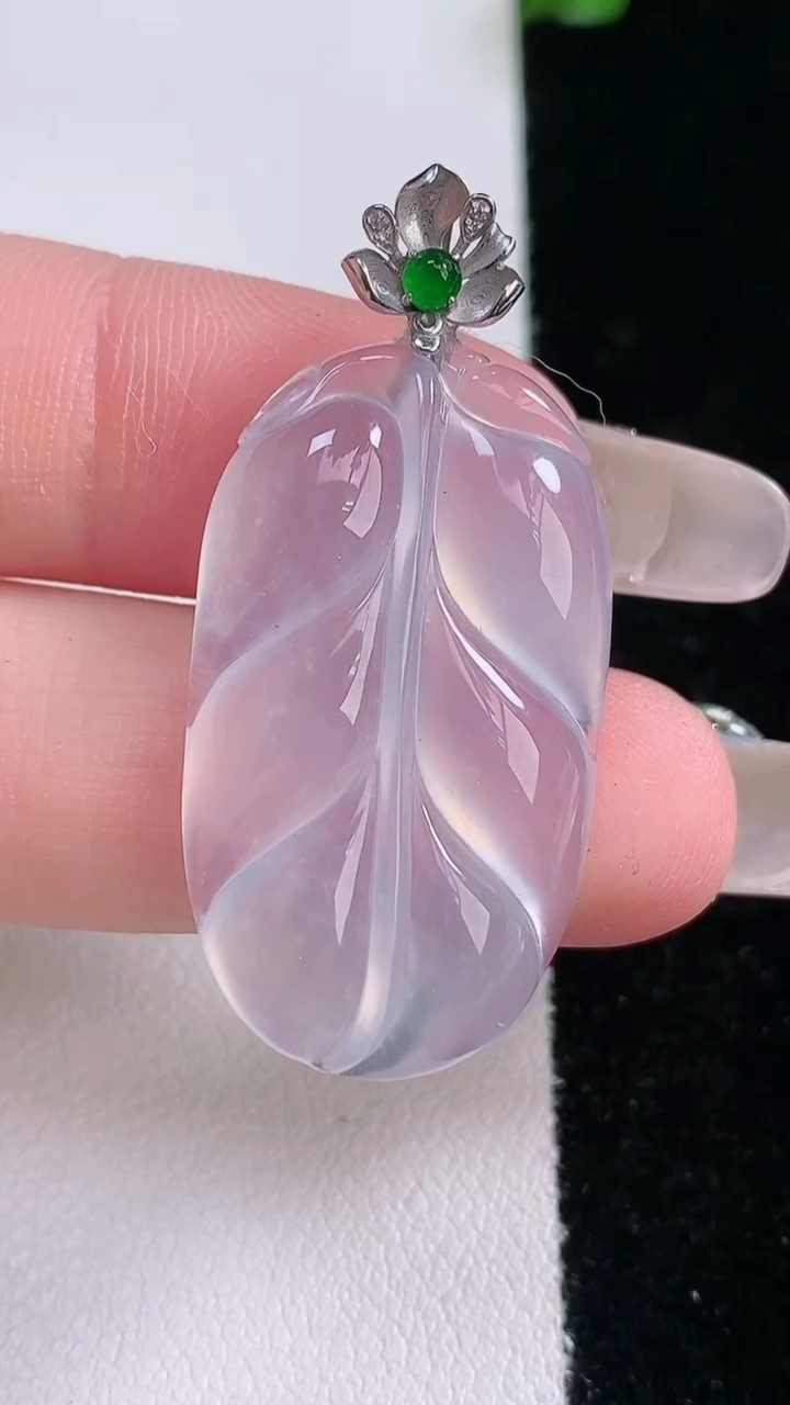 天然A货翡翠种白冰金枝玉叶 叶子吊坠，尺寸31.5-18.3-5，重量:6.50g
3月7日