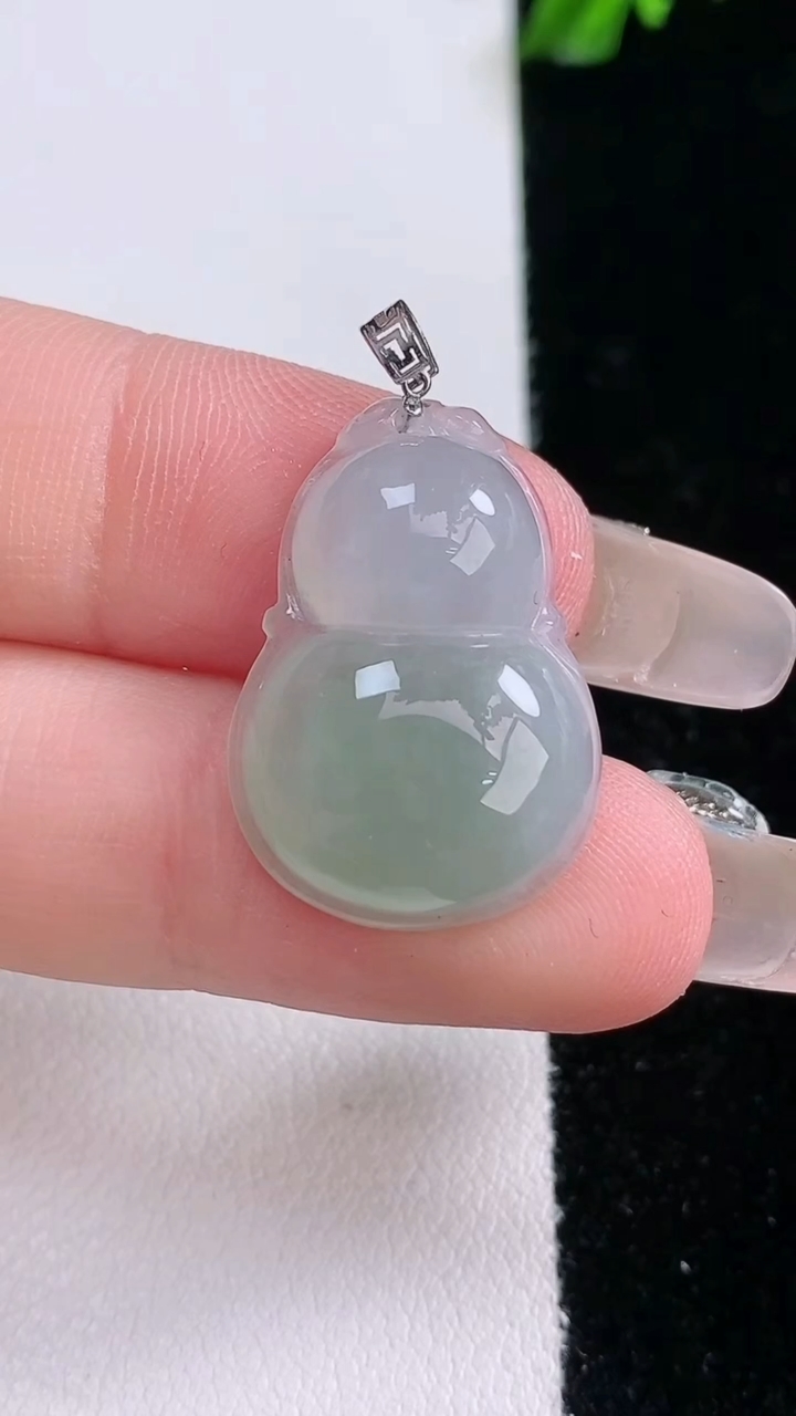 天然A货翡翠葫芦吊坠，尺寸22.4-16.4-5.6，重量:3.62g
3月7日