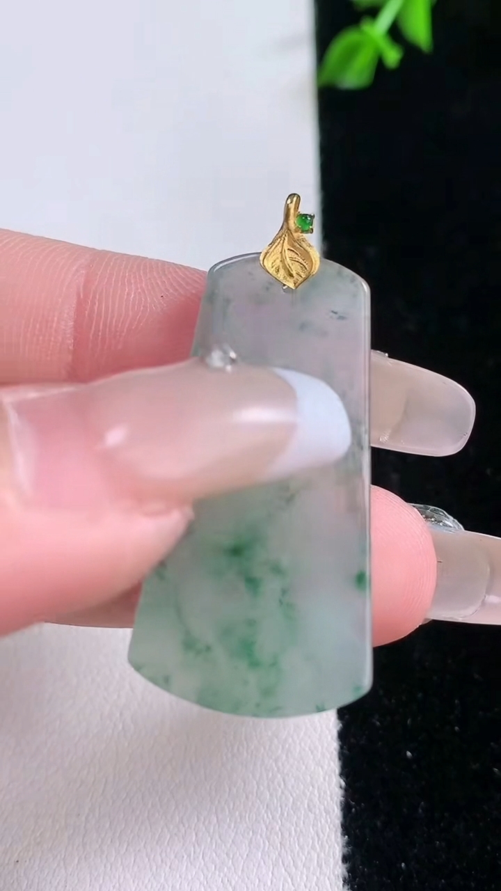 天然A货翡翠18K金飘花无事牌吊坠，尺寸34.4-16.9-2.8，重量:5.70g
3月7日