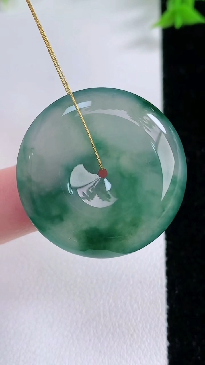 天然A货翡翠冰种飘花平安扣吊坠，尺寸29.8-6.4，重量:11.80g
3月7日