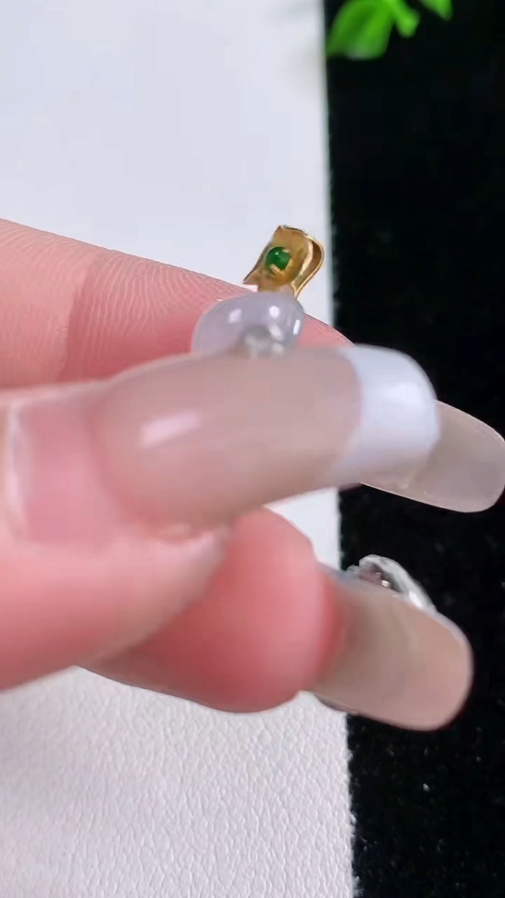 天然A货翡翠福豆吊坠，尺寸29.2-12.5-5.6，重量:3.11g
3月7日