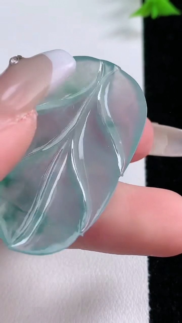 天然A货翡翠种飘花金枝玉叶 叶子吊坠，尺寸45-26-3.8，重量:9.48g
3月7日