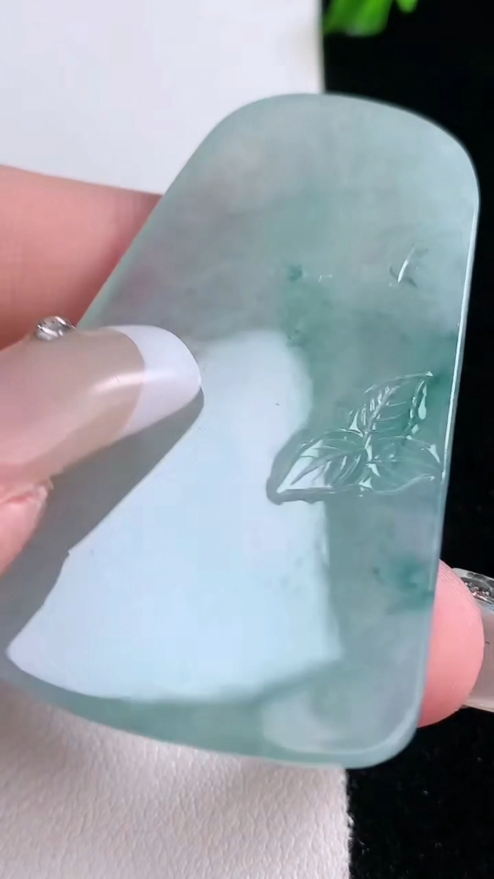 天然A货翡翠飘花阿弥陀佛吊坠，尺寸54.6-33-5.2，重量:20.08g
3月7日