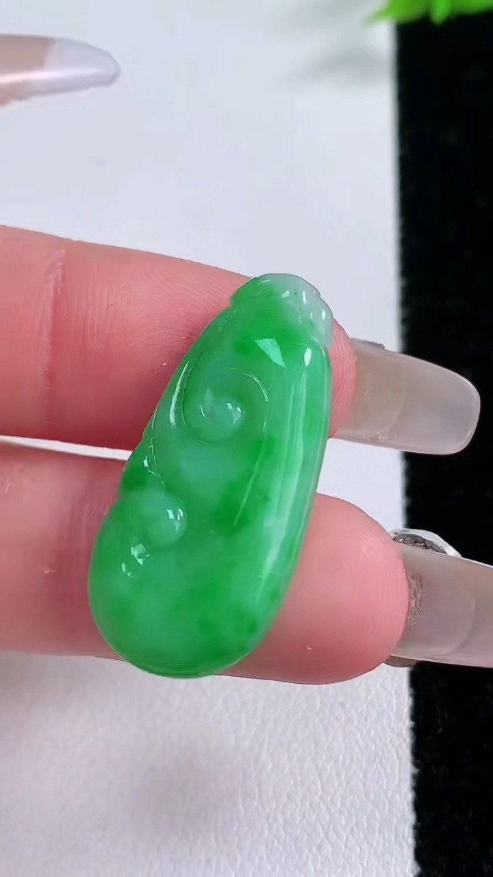 天然A货翡翠如意吊坠，尺寸28.8-14-3.5，重量:3.25g
3月7日