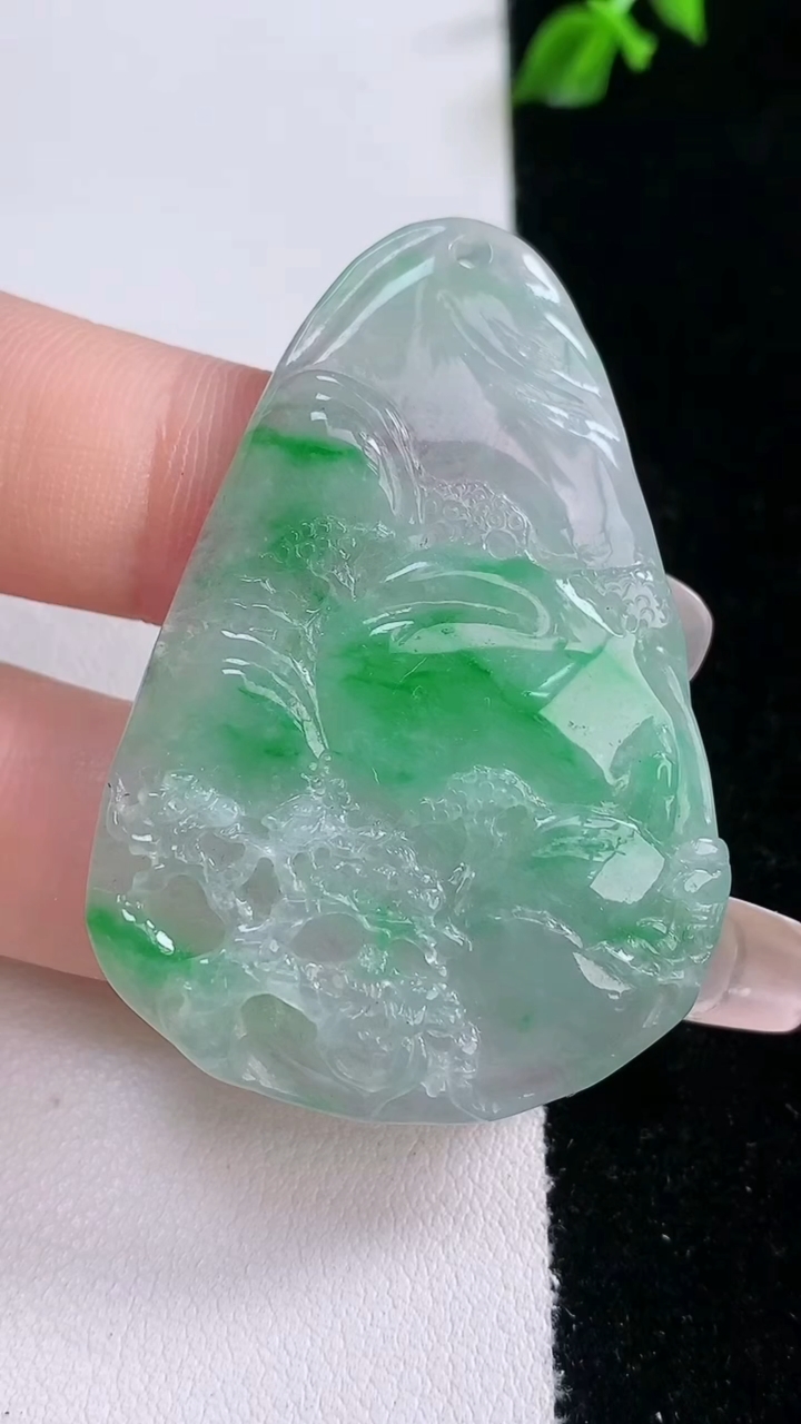 天然A货翡翠山水牌吊坠，尺寸48.2-33-5.2，重量:13.82g
3月7日
