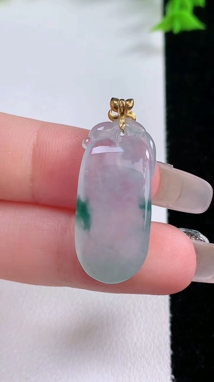 天然A货翡翠种飘花福瓜吊坠，尺寸27.3-12.7-5.4，重量:4.82g
3月7日