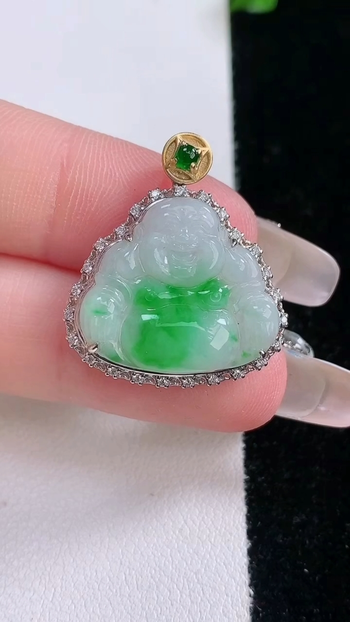 天然A货翡翠佛公吊坠，尺寸26.2-23-5.9，裸石17.5-19.6重量:3.16g
3月7日