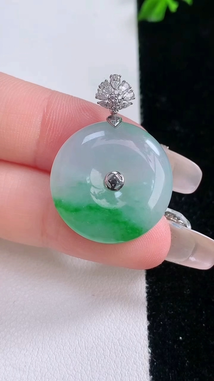天然A货翡翠平安扣吊坠，尺寸22-5.5，重量:6.09g
3月7日