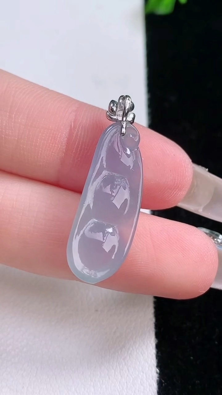 天然A货翡翠18K金紫罗兰福豆吊坠，尺寸24.8-8.2-4.6，重量:1.96g
3月7日