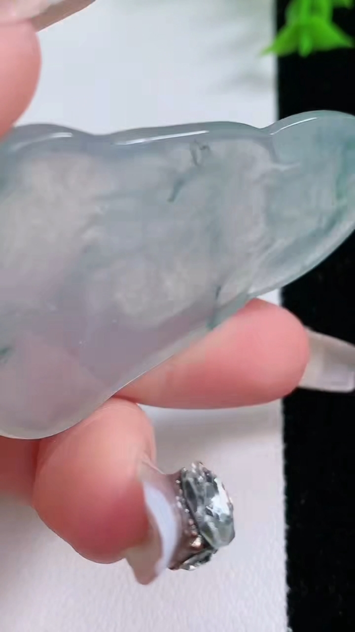 天然A货翡翠种飘花观音菩萨吊坠，尺寸55.7-34-5.3，重量:21.43g
3月7日