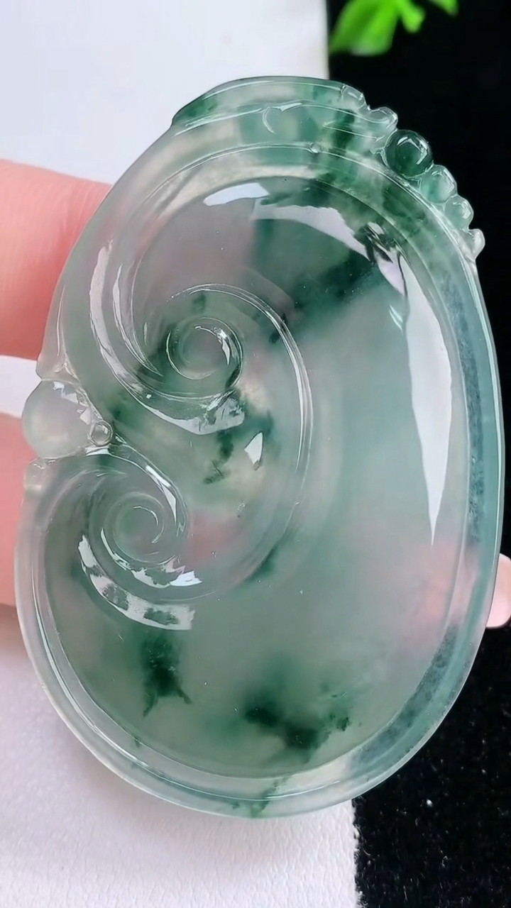 天然A货翡翠飘花如意吊坠，尺寸57.4-37.5-5.6，重量:21.80g
3月7日