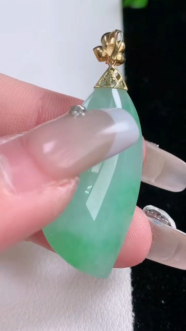 天然A货翡翠随形吊坠，尺寸35-18-10.8，重量:9.87g
3月7日