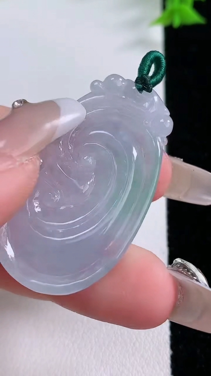 天然A货翡翠如意吊坠，尺寸40.5-22-5，重量:8.56g
3月7日