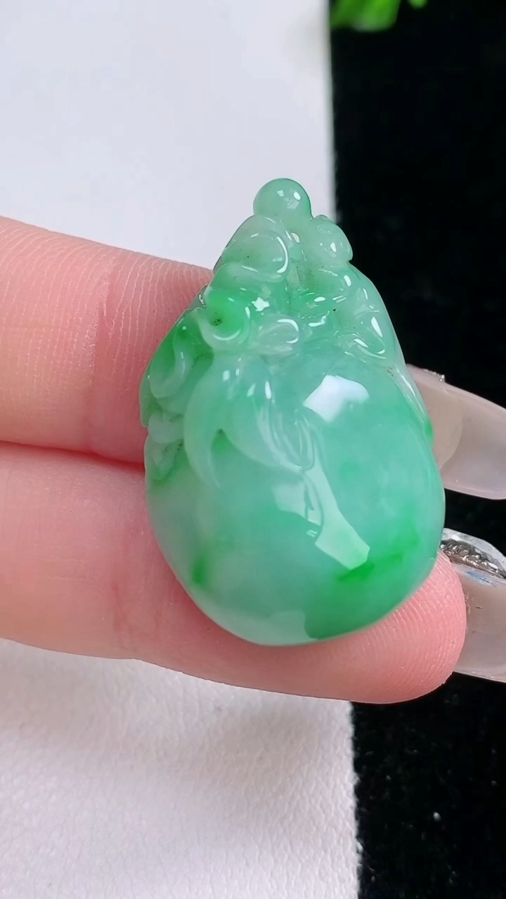 天然A货翡翠寿桃吊坠，尺寸31.2-19.5-10.3，重量:9.65g
3月7日