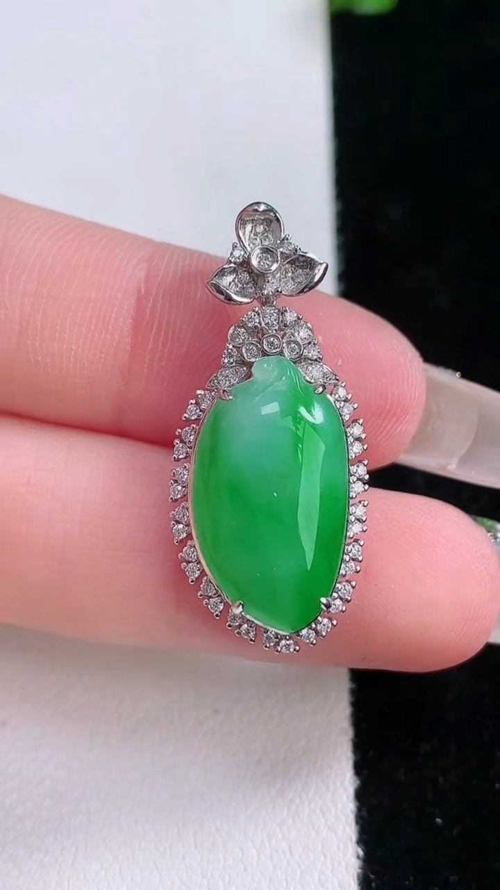 天然A货翡翠福瓜吊坠，尺寸31-13.7-6.6，裸石18-10.6重量:3.57g
3月7日