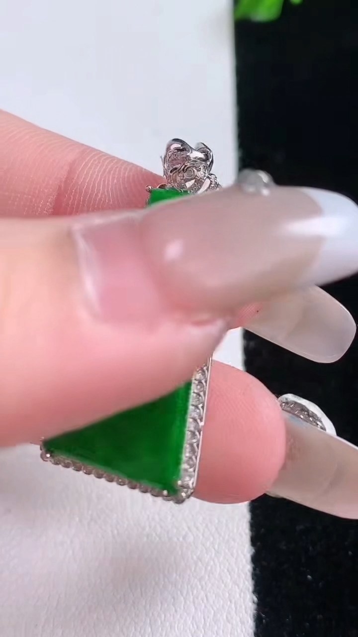 天然A货翡翠无事牌吊坠，尺寸33.4-15.4-4.2，裸石27-15重量:1.81g
3月7日