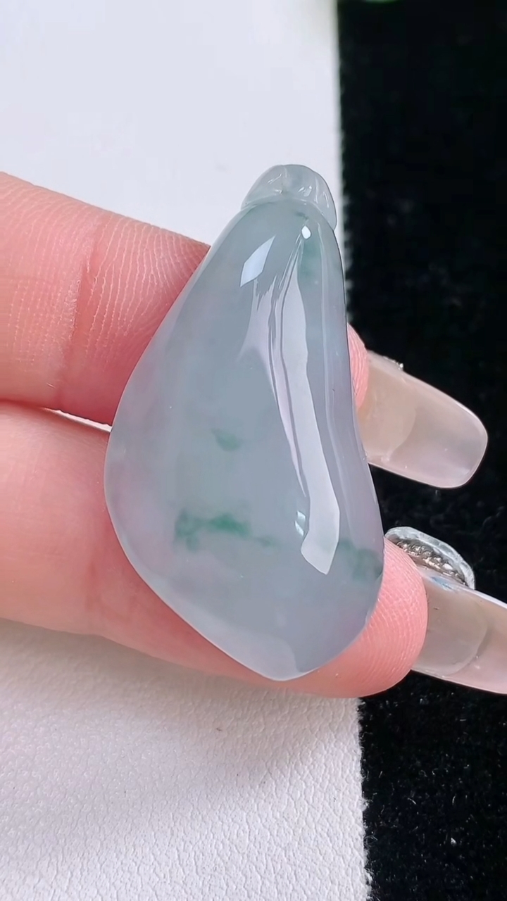 天然A货翡翠飘花福瓜吊坠，尺寸36.3-20.3-6.4，重量:7.97g
3月7日