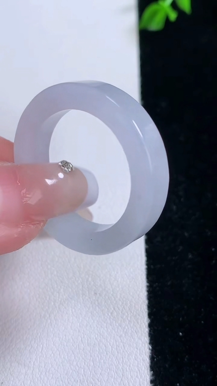 天然A货翡翠方形指环戒指，尺寸22.4-5.6-4，重量:7.35g2026年3月7日
工厂直销收藏佳品,种好水足，色泽均匀，有种有色，上手高大气！