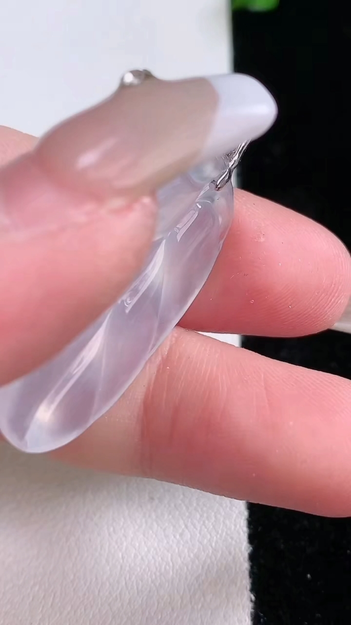 天然A货翡翠种白冰金枝玉叶 叶子吊坠，尺寸31.5-18.3-5，重量:6.50g
3月7日