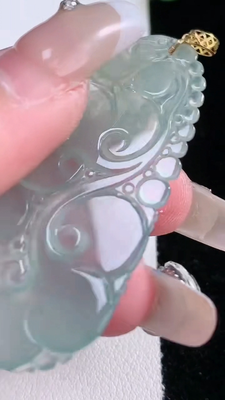 天然A货翡翠种飘花如意吊坠，尺寸50.8-23.6-2.8，重量:7.46g
3月7日