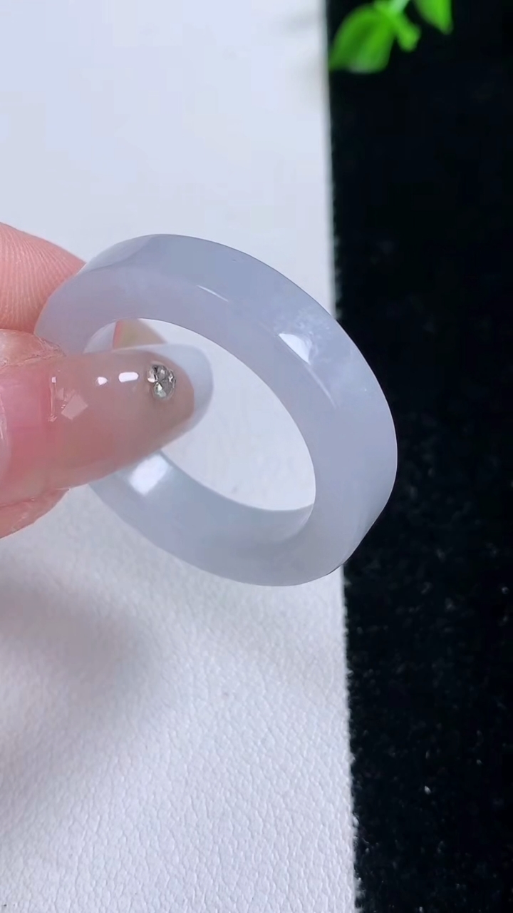 天然A货翡翠方形指环戒指，尺寸22.4-5.6-4，重量:7.35g2026年3月7日
工厂直销收藏佳品,种好水足，色泽均匀，有种有色，上手高大气！