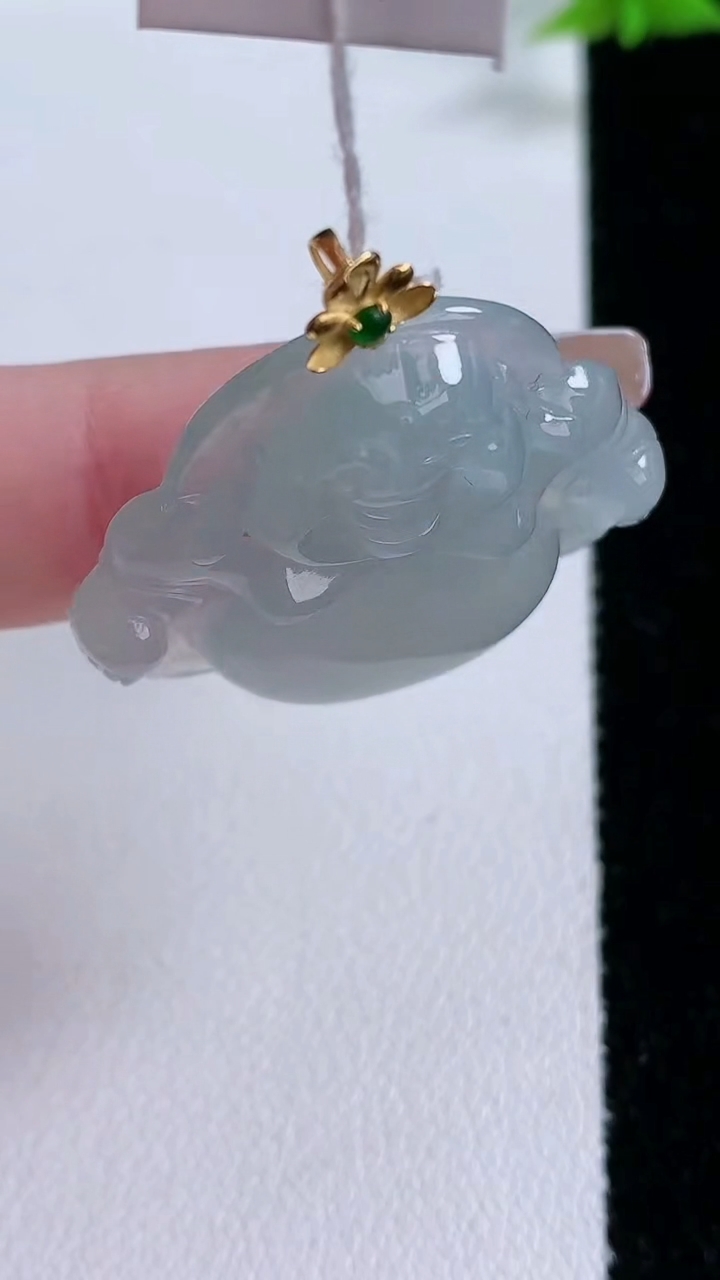 天然A货翡翠种白冰佛公吊坠，尺寸27.3-32-6.6，重量:8.27g
3月7日