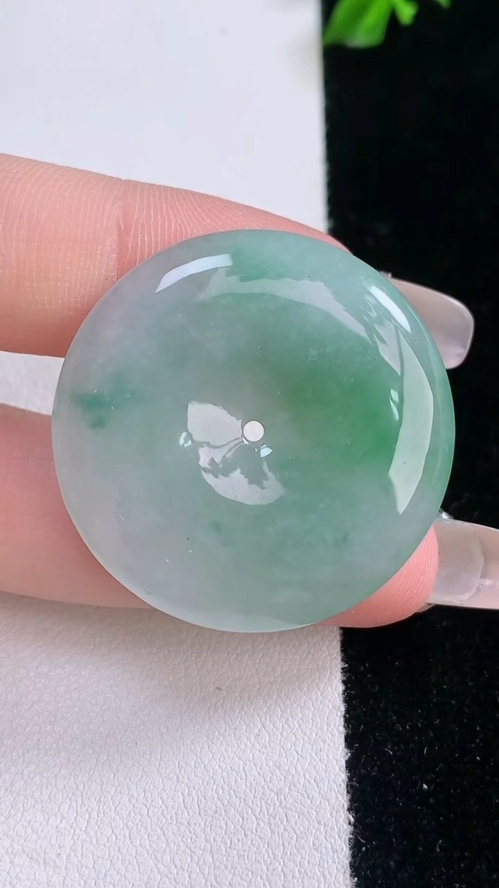 天然A货翡翠平安扣吊坠，尺寸32.4-5.2，重量:12.50g
3月7日