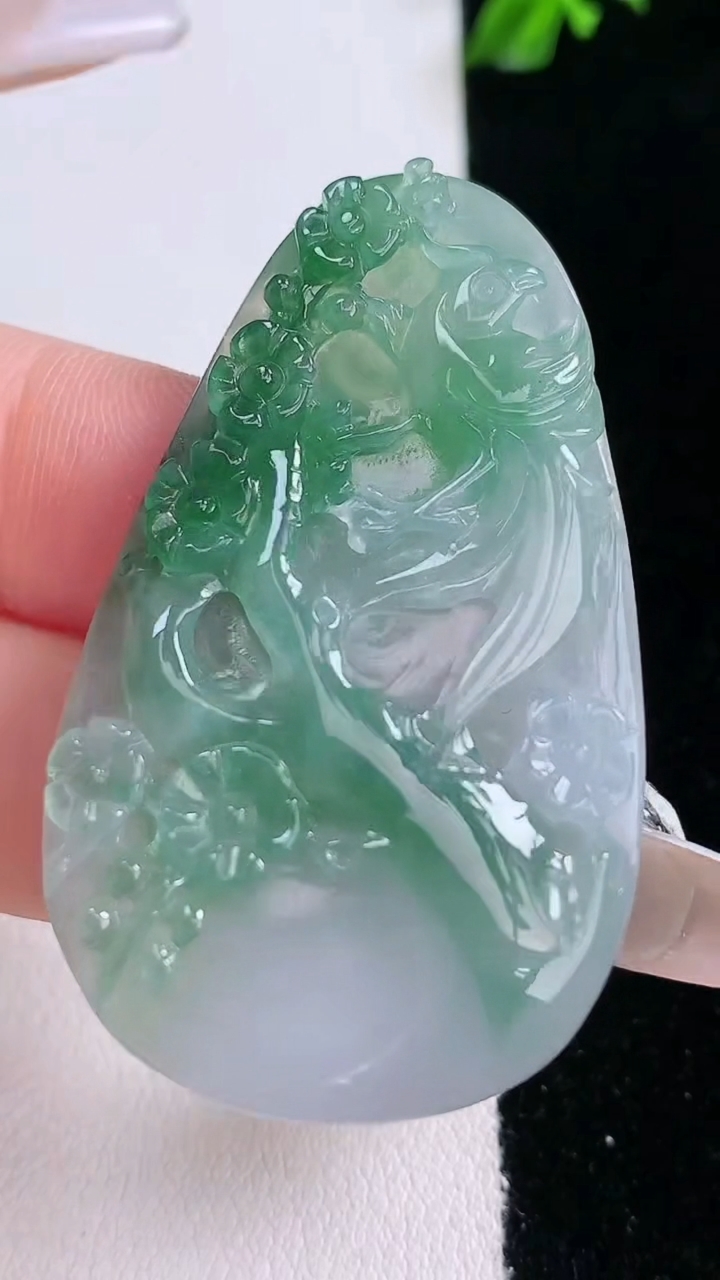 天然A货翡翠鸟语花香吊坠，尺寸47.8-28.3-4.5，重量:13.01g
3月7日