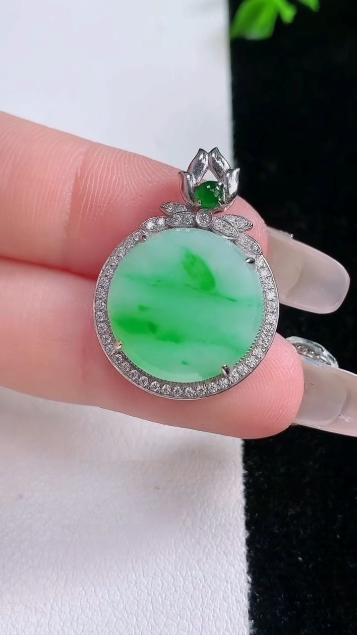 天然A货翡翠无事牌吊坠，尺寸27.4-19.8-5.5，裸石16重量:4.30g
3月7日