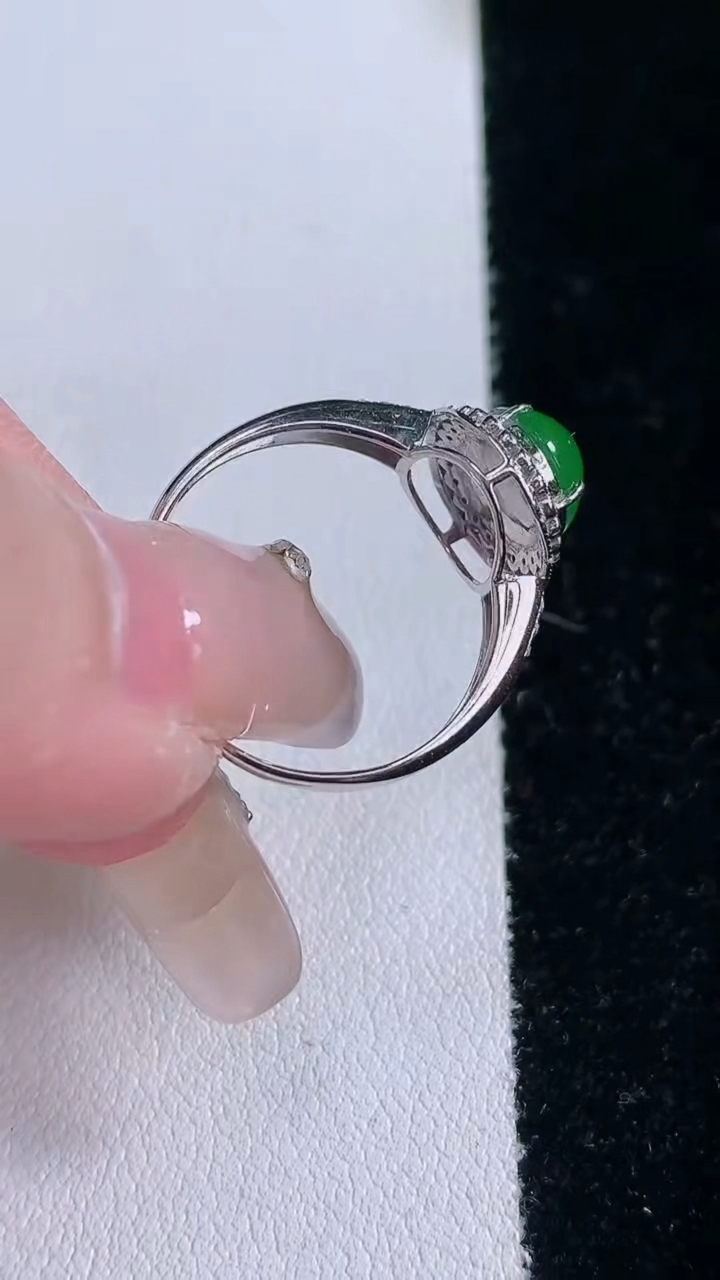 天然A货翡翠蛋面戒指，尺寸17.8-8.4-7-6.8，重量:2.41g2026年3月7日
工厂直销收藏佳品,种好水足，色泽均匀，有种有色，上手高大气！