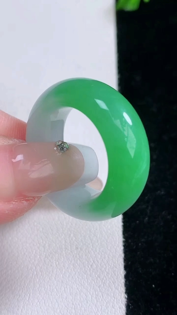 天然A货翡翠指环戒指，尺寸17.8-9.5-5.2，重量:10.06g2026年3月7日
工厂直销收