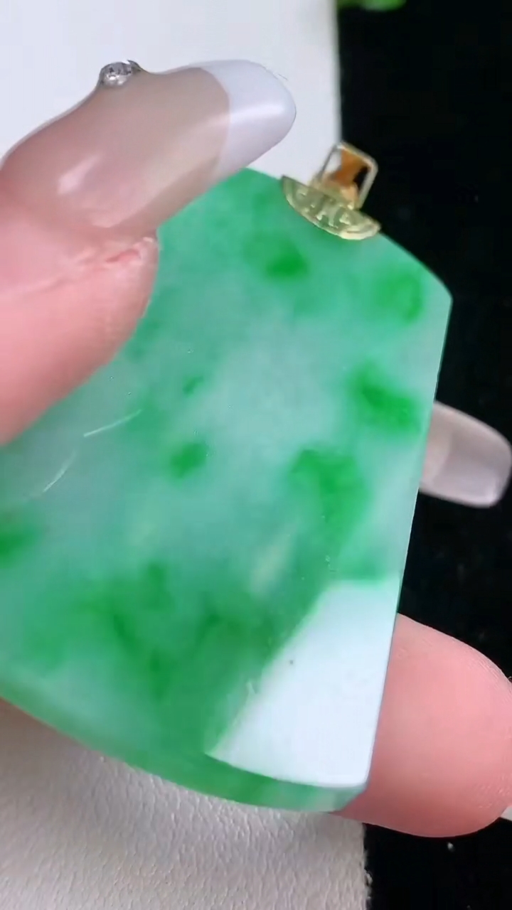 天然A货翡翠无事牌吊坠，尺寸49.6-30.6-3.6，重量:17.23g
3月7日