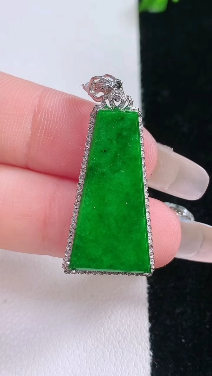 天然A货翡翠无事牌吊坠，尺寸33.4-15.4-4.2，裸石27-15重量:1.81g
3月7日