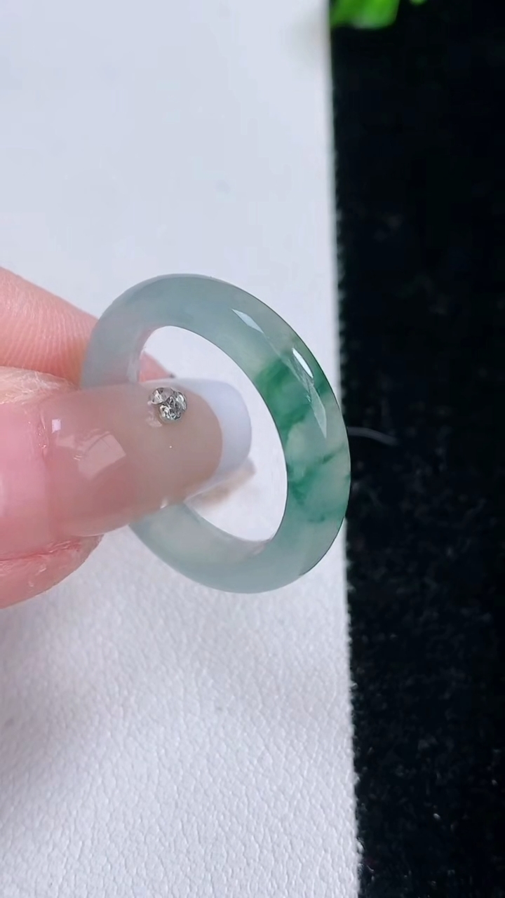 天然A货翡翠冰种飘花指环戒指，尺寸17.5-4.4-3，重量:3.29g2026年3月7日
工厂直销收藏佳品,种好水足，色泽均匀，有种有色，上手高大气！