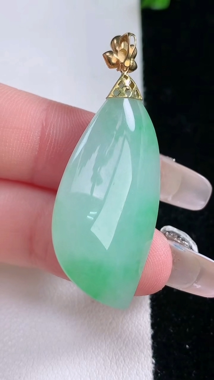 天然A货翡翠随形吊坠，尺寸35-18-10.8，重量:9.87g
3月7日