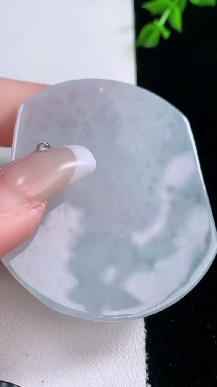 天然A货翡翠千手观音吊坠，尺寸54.7-47.5-5，重量:39.41g
3月7日