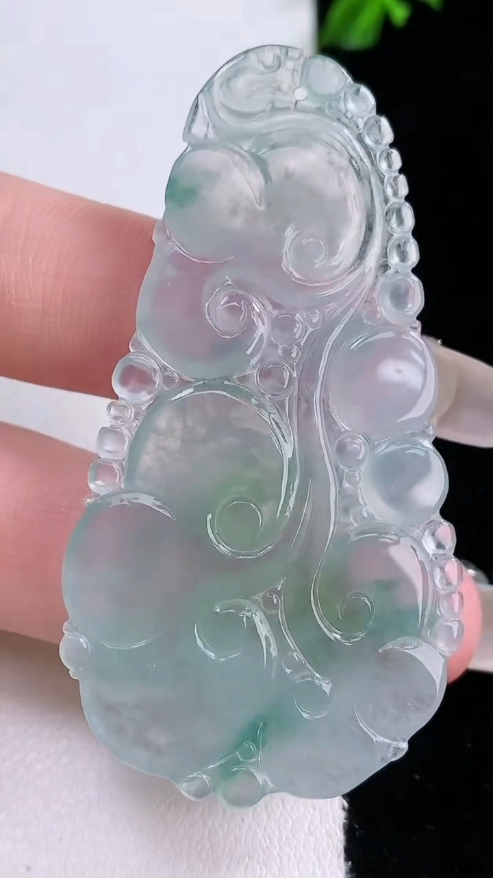 天然A货翡翠冰种飘花如意吊坠，尺寸58.4-31-4，重量:11.54g
3月7日