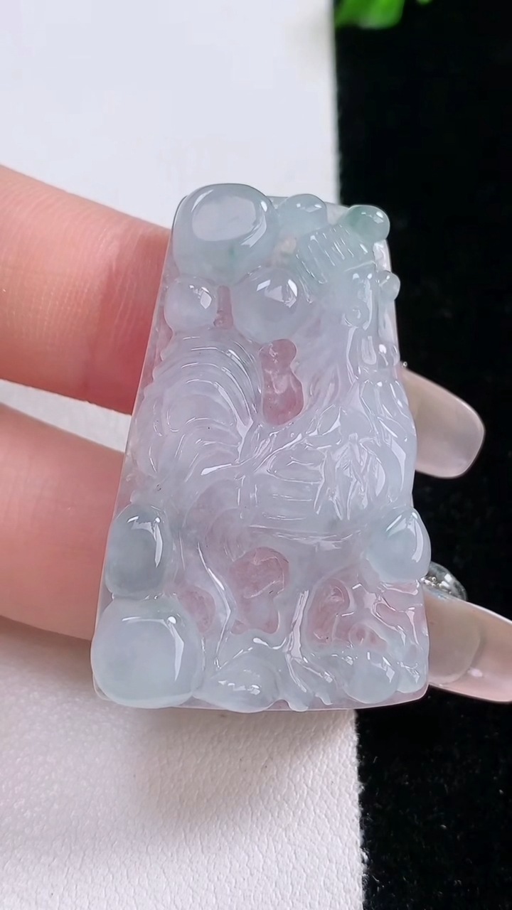 天然A货翡翠冰种飘花生肖鸡吊坠，尺寸39.2-25-5.2，重量:10.69g
3月7日