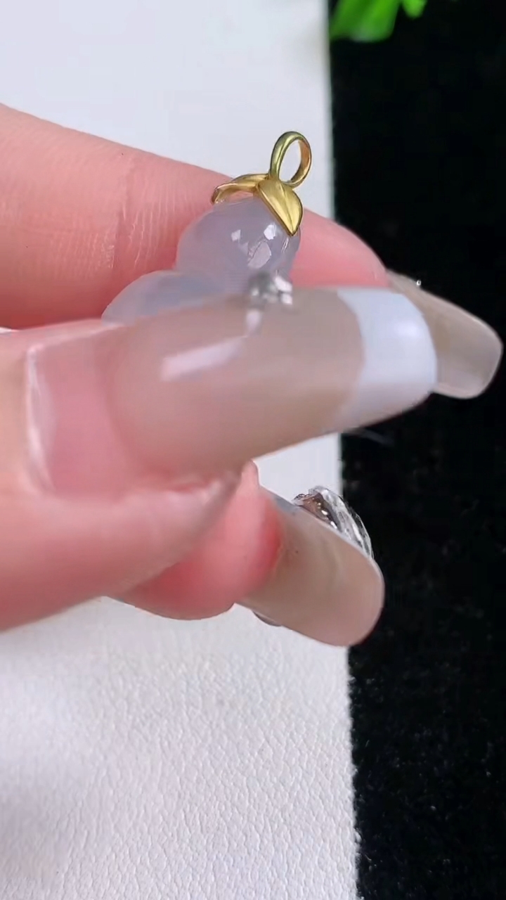 天然A货翡翠种白冰福豆吊坠，尺寸28.7-14.5-5.2，重量:4.60g
3月7日